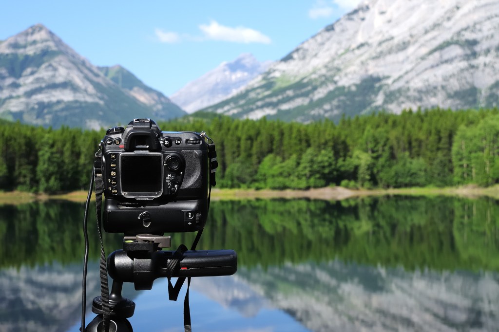 Kadrowanie idealnego ujęcia: Jak wybrać najlepszy aparat do fotografii krajobrazowej?